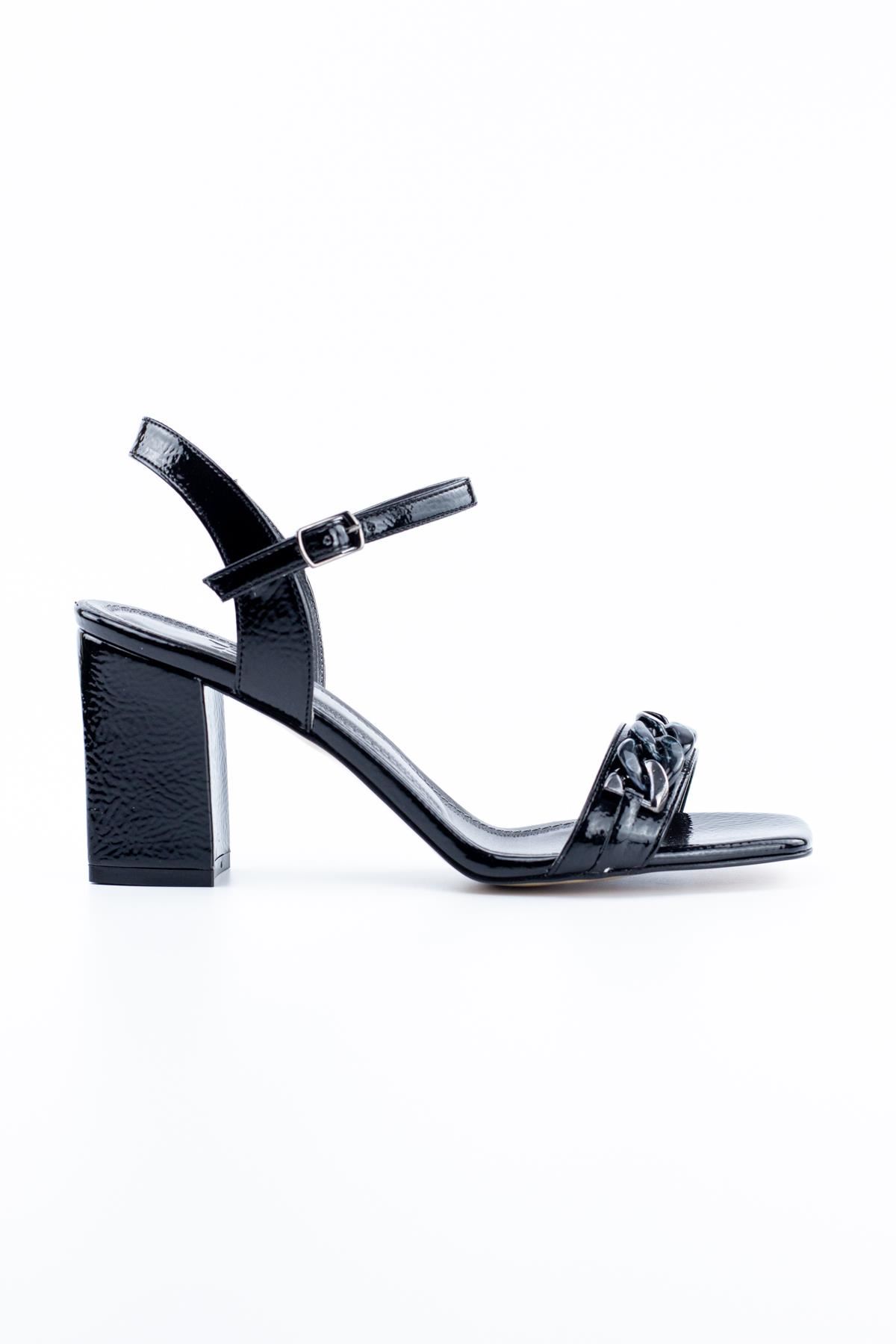 Moira Zincir Detaylı Bantlı Kalın Topuk Kadın Ayakkabı Siyah Kırışık