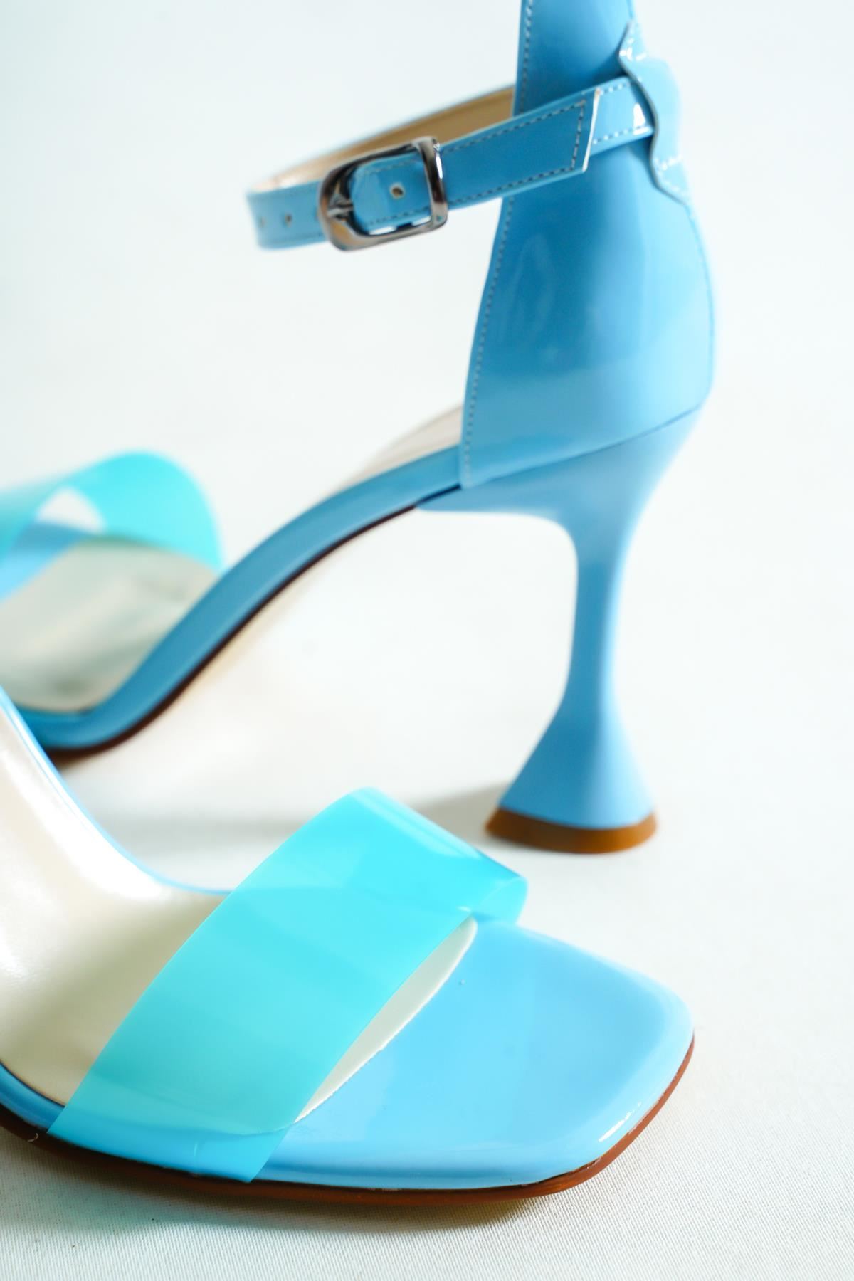 Curl Kadın Şeffaf Bantlı Topuklu Sandalet Mavi Rugan
