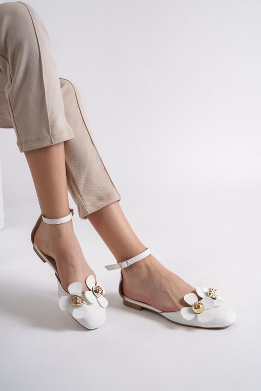 Micha Kadın Bant Detaylı Babet Ayakkabı Beyaz Çiçekli