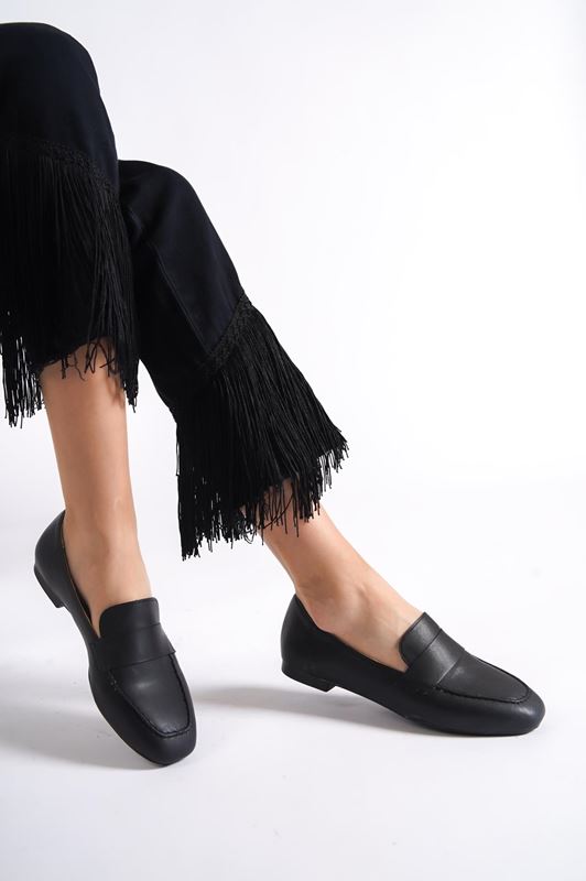 Helsy Kadın Toka Detaylı Babet Ayakkabı Siyah Cilt-Sade
