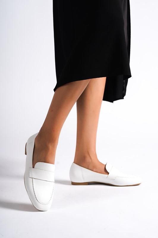 Helsy Kadın Toka Detaylı Babet Ayakkabı Beyaz Cilt-Sade