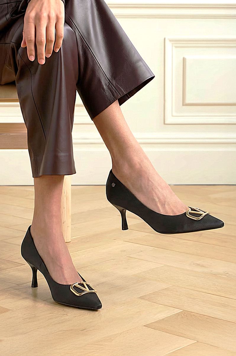 Luxe Esnek Yumuşak Kaymaz Taban (4 cm) Siyah Süet V Toka Kadın Topuklu Ayakkabı