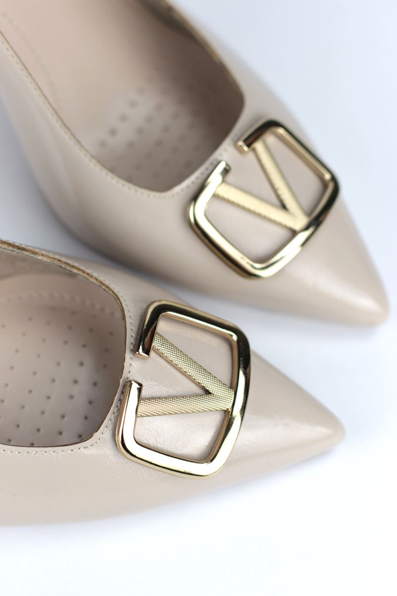 Hilda Esnek Yumuşak Kaymaz Taban (8 cm) Bej Rugan  Açık Lastikli V Toka Kadın Topuklu Ayakkabı