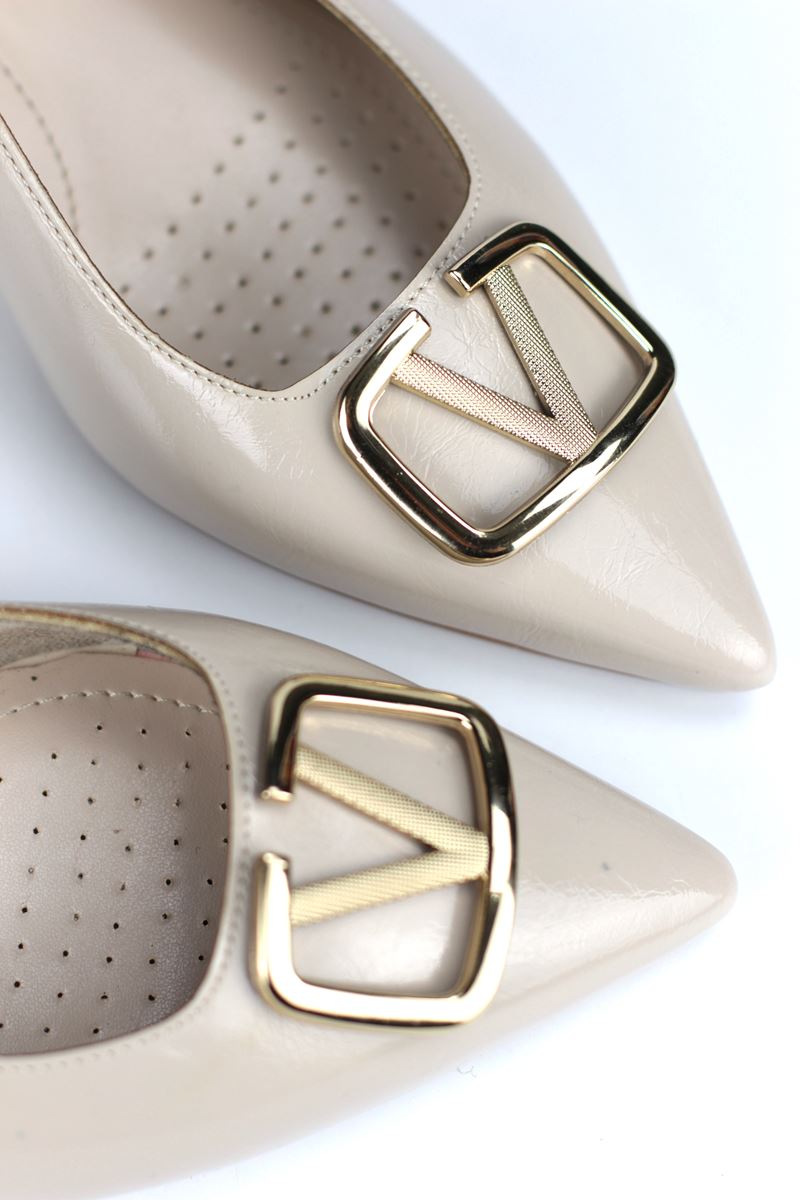 Liselotte Esnek Yumuşak Kaymaz Taban (4 cm) Bej Rugan  Açık Lastikli V Toka Kadın Topuklu Ayakkabı - kopya