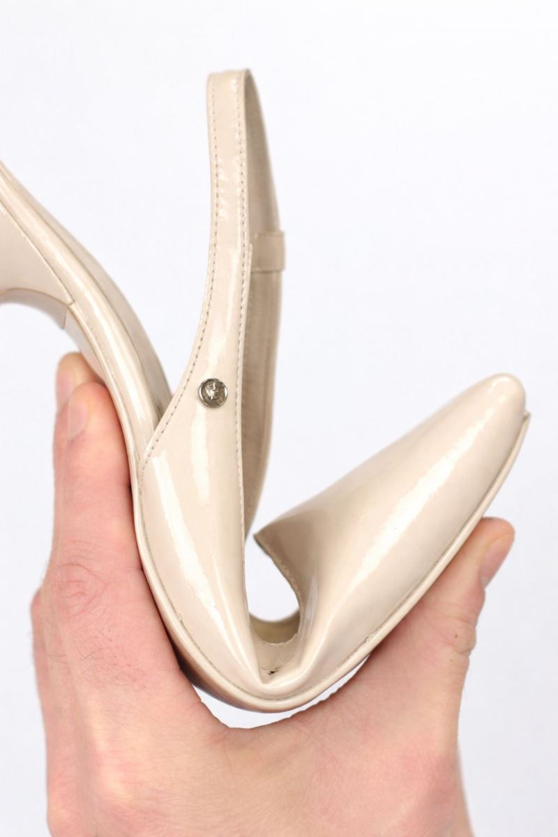 Liselotte Esnek Yumuşak Kaymaz Taban (4 cm) Bej Rugan  Açık Lastikli V Toka Kadın Topuklu Ayakkabı - kopya