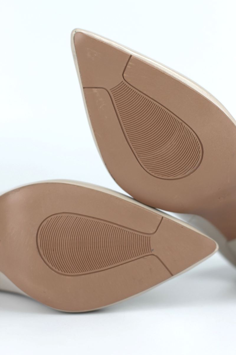 Liselotte Esnek Yumuşak Kaymaz Taban (4 cm) Bej Rugan  Açık Lastikli V Toka Kadın Topuklu Ayakkabı - kopya