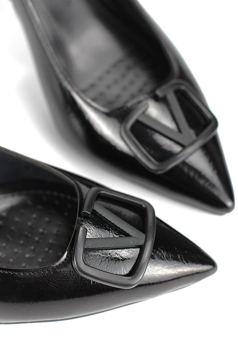 Lilith Esnek Yumuşak Kaymaz Taban (4 cm) Siyah Rugan Açık Lastikli V Toka Kadın Topuklu Ayakkabı