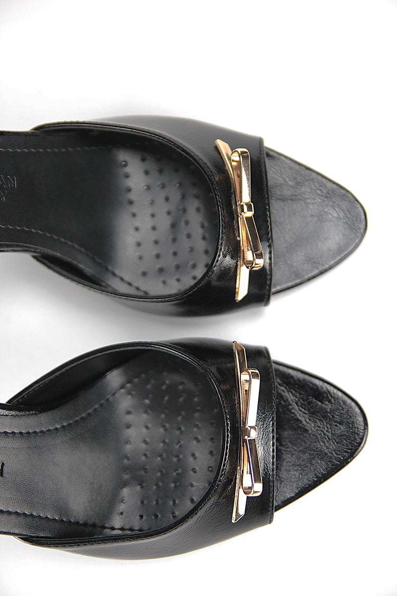 Mirelya Esnek Yumuşak Kaymaz Taban (8 cm) Siyah Rugan Metal Fiyonk Detaylı Kadın Topuklu Terlik