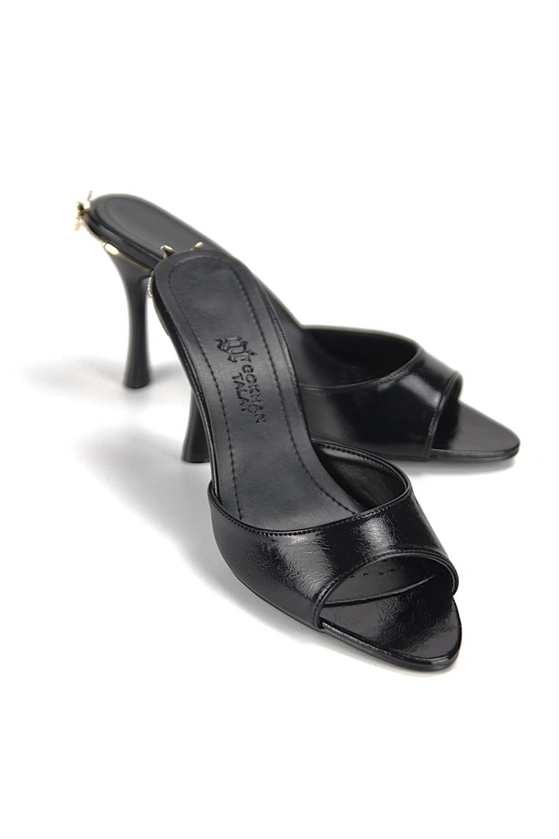 Butterfly Esnek Yumuşak Kaymaz Taban (8 cm) Siyah Rugan Metal Kelebek Detaylı Kadın Topuklu Terlik