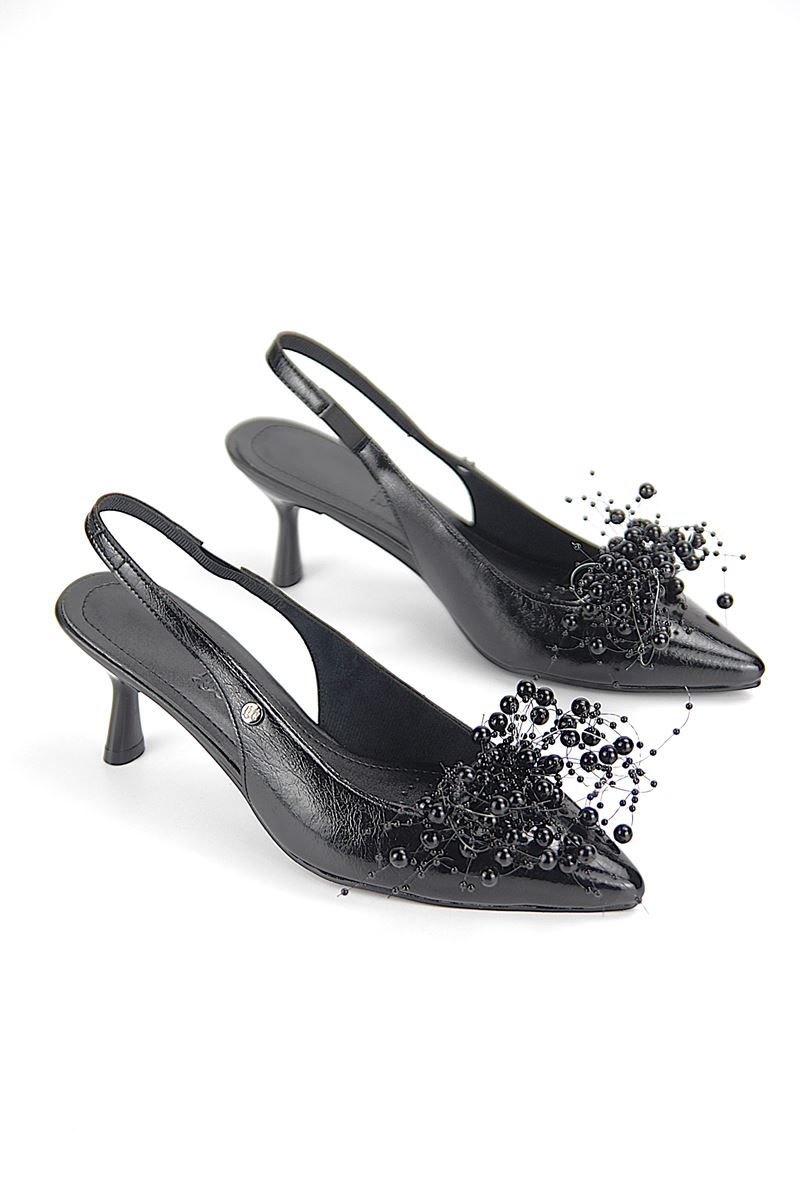 Noir Esnek Yumuşak Kaymaz Taban (4 cm) Siyah Rugan Boncuk Detaylı Açık Lastikli Kadın Topuklu Ayakkabı
