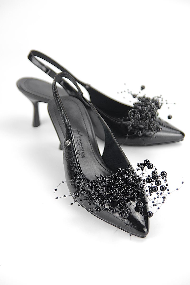 Noir Esnek Yumuşak Kaymaz Taban (4 cm) Siyah Rugan Boncuk Detaylı Açık Lastikli Kadın Topuklu Ayakkabı