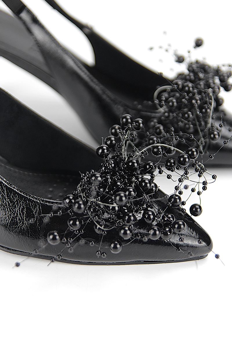 Noir Esnek Yumuşak Kaymaz Taban (4 cm) Siyah Rugan Boncuk Detaylı Açık Lastikli Kadın Topuklu Ayakkabı