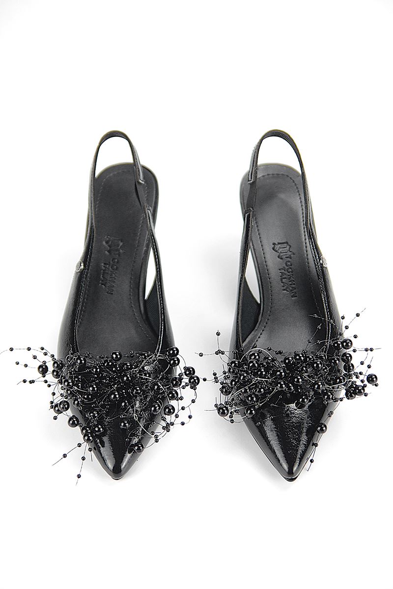 Noir Esnek Yumuşak Kaymaz Taban (4 cm) Siyah Rugan Boncuk Detaylı Açık Lastikli Kadın Topuklu Ayakkabı