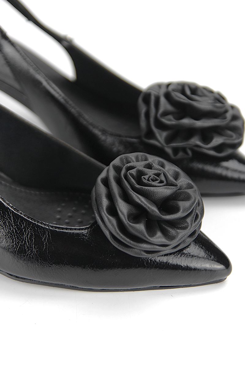 Rose Fairy Esnek Yumuşak Kaymaz Taban (4 cm) Siyah Rugan El Yapımı Gül Detaylı Açık Lastikli Kadın Topuklu Ayakkabı