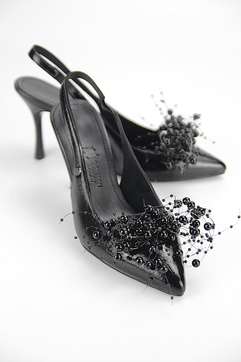 Black Beads Esnek Yumuşak Kaymaz Taban (8 cm) Siyah Rugan Boncuk Detaylı Açık Lastikli Kadın Topuklu Ayakkabı