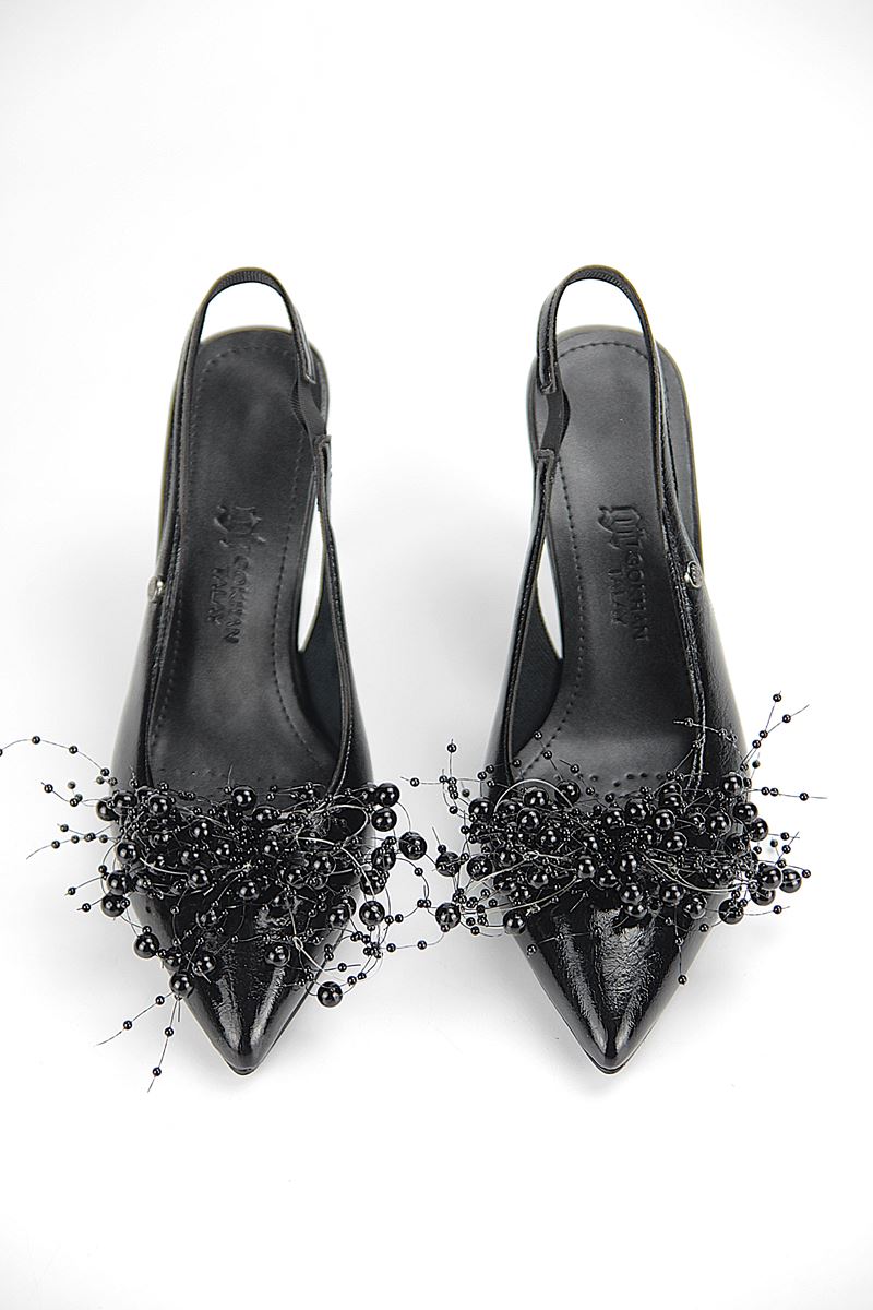 Black Beads Esnek Yumuşak Kaymaz Taban (8 cm) Siyah Rugan Boncuk Detaylı Açık Lastikli Kadın Topuklu Ayakkabı