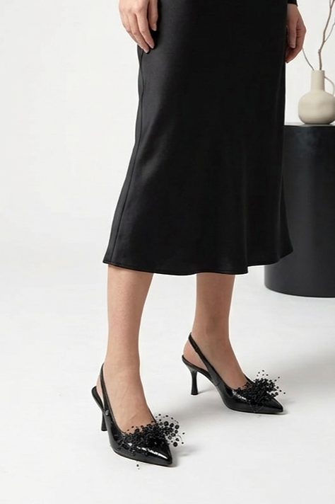 Black Beads Esnek Yumuşak Kaymaz Taban (8 cm) Siyah Rugan Boncuk Detaylı Açık Lastikli Kadın Topuklu Ayakkabı