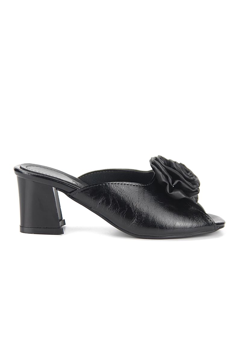 Rosette Esnek Yumuşak Kaymaz Taban (4 cm) Siyah Rugan El Yapımı Gül Detaylı Açık Lastikli Kadın Kalın Topuklu Ayakkabı