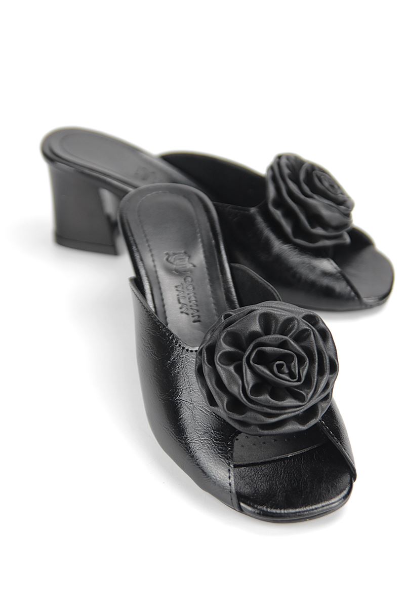 Rosette Esnek Yumuşak Kaymaz Taban (4 cm) Siyah Rugan El Yapımı Gül Detaylı Açık Lastikli Kadın Kalın Topuklu Ayakkabı