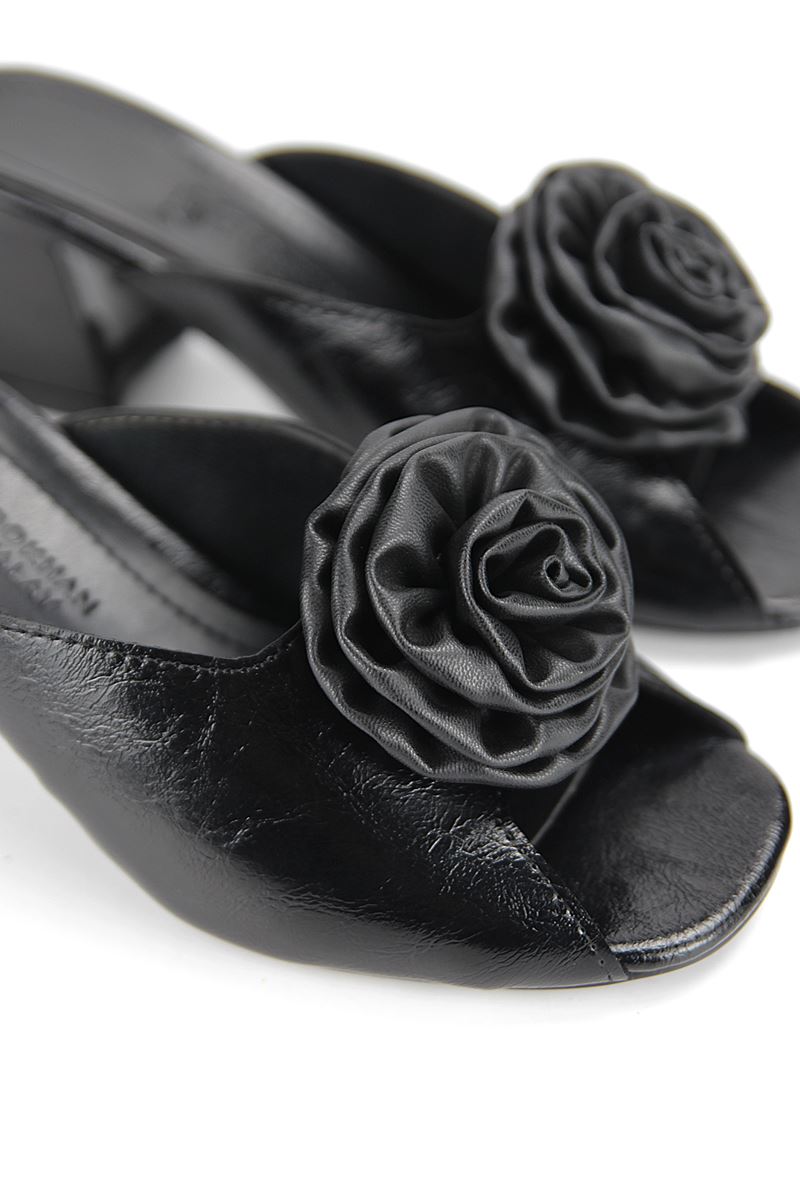 Rosette Esnek Yumuşak Kaymaz Taban (4 cm) Siyah Rugan El Yapımı Gül Detaylı Açık Lastikli Kadın Kalın Topuklu Ayakkabı