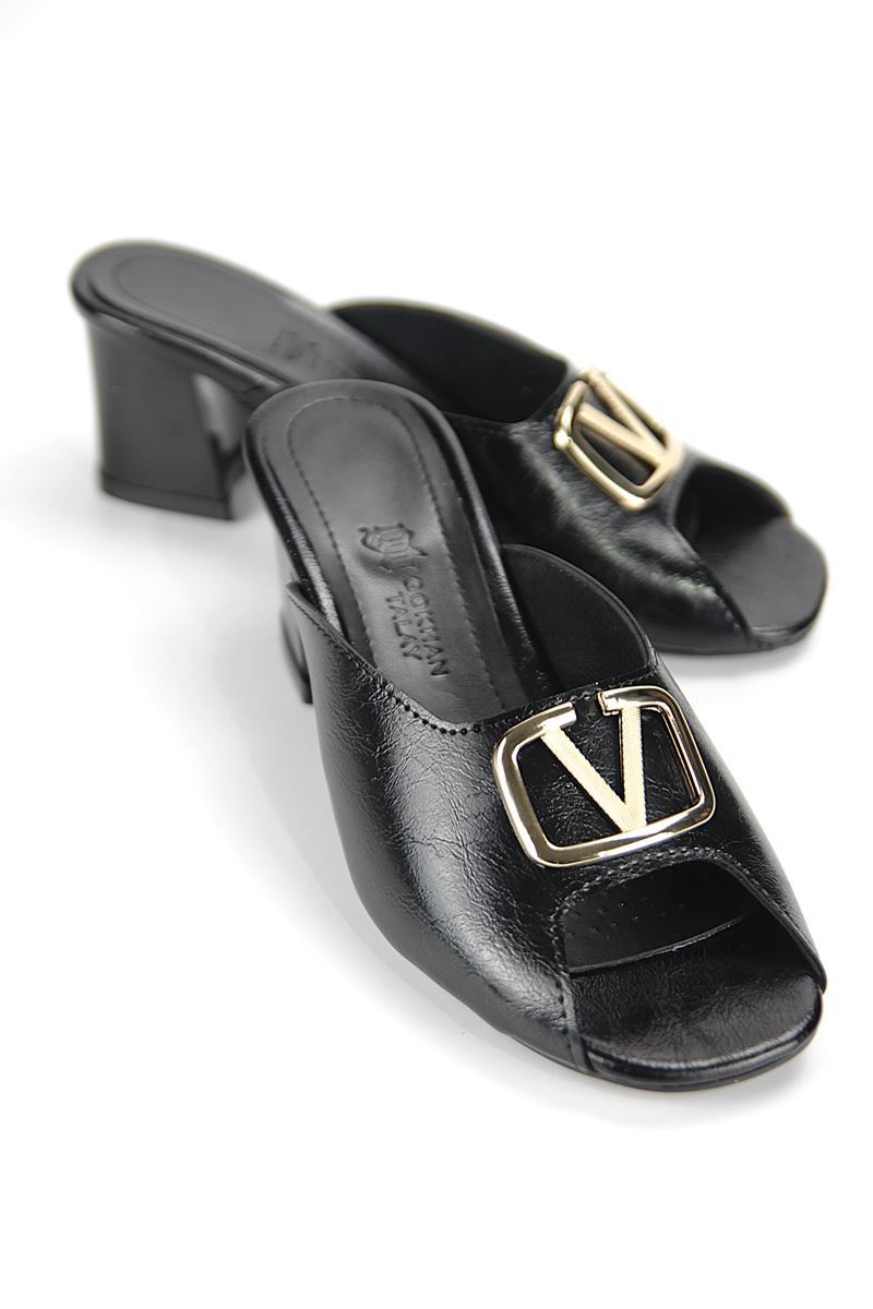 Vespera Esnek Yumuşak Kaymaz Taban (4 cm) Siyah Rugan V Toka Açık Lastikli Kadın Kalın Topuklu Ayakkabı