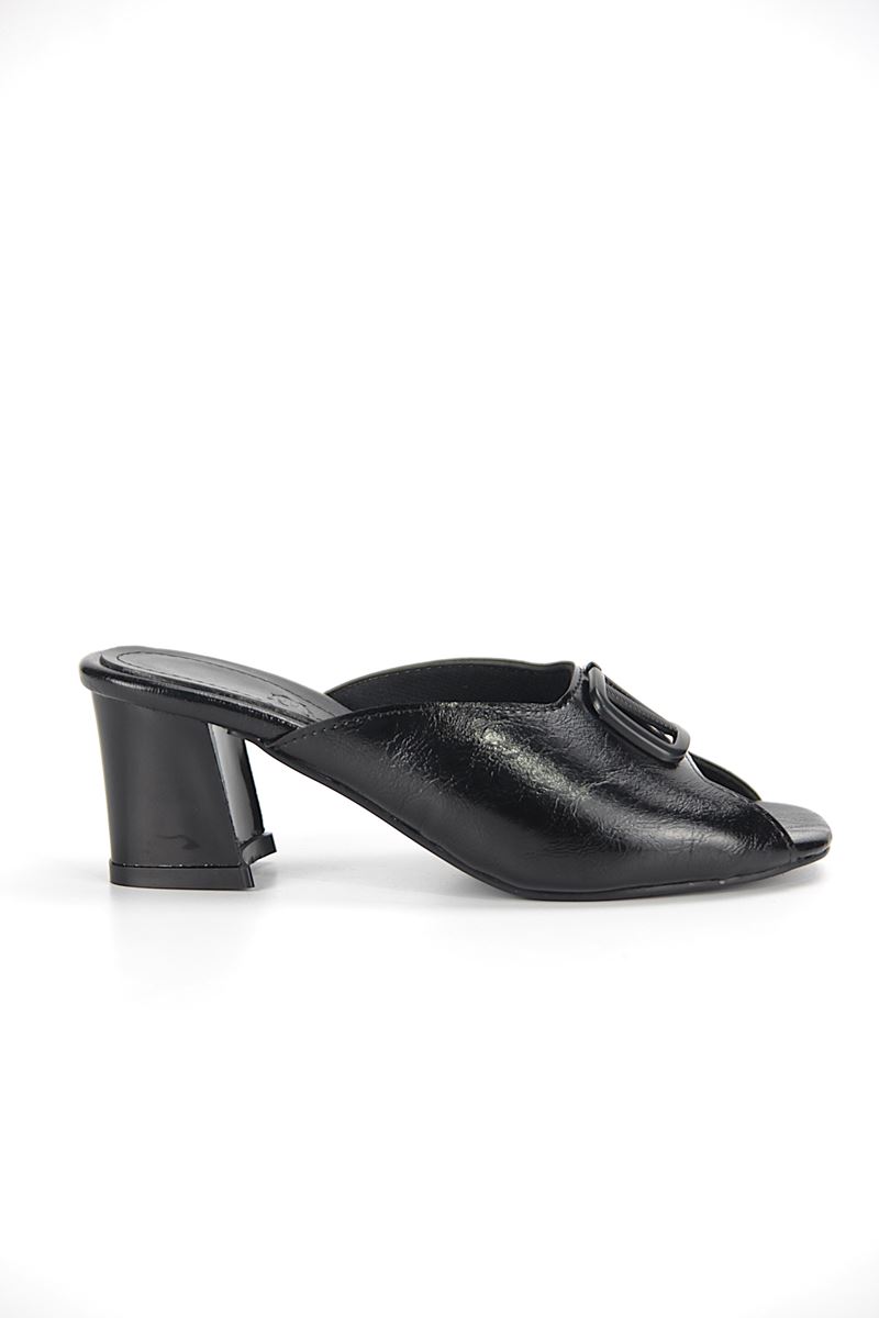 Nayara Esnek Yumuşak Kaymaz Taban (4 cm) Siyah Rugan Mat V Toka Açık Lastikli Kadın Kalın Topuklu Ayakkabı