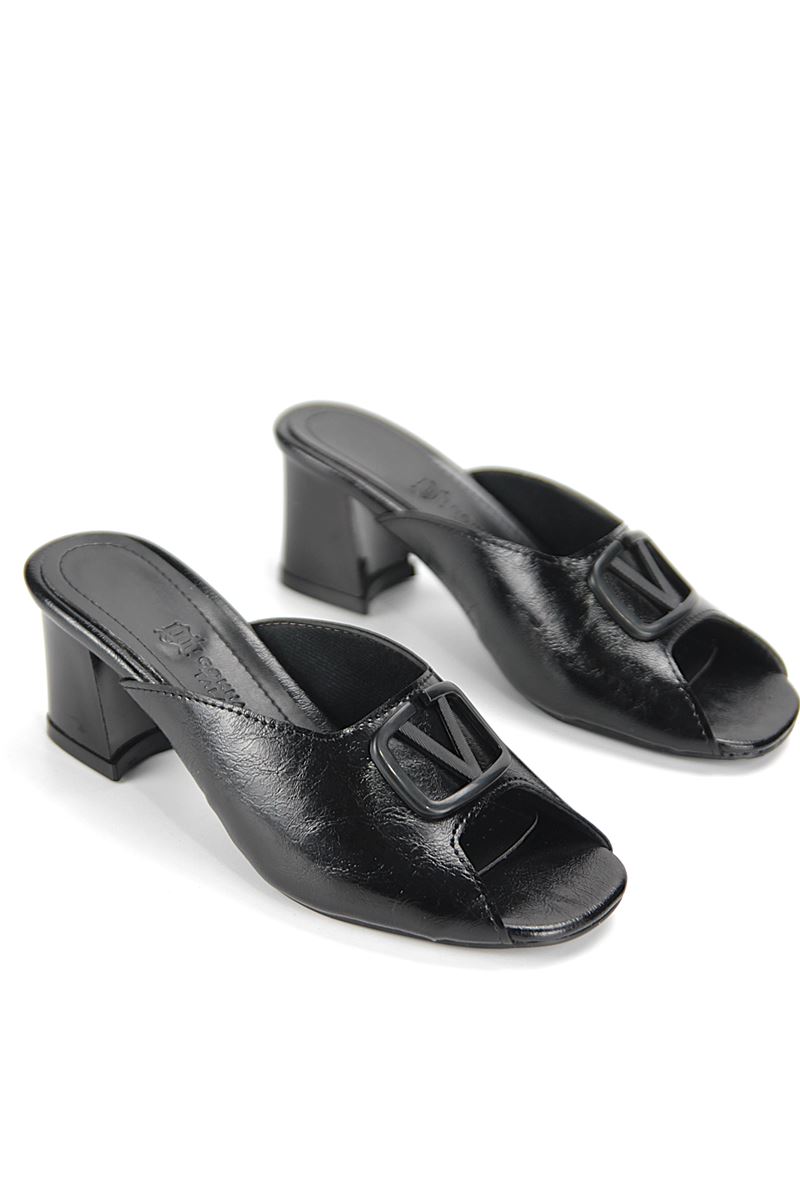 Nayara Esnek Yumuşak Kaymaz Taban (4 cm) Siyah Rugan Mat V Toka Açık Lastikli Kadın Kalın Topuklu Ayakkabı