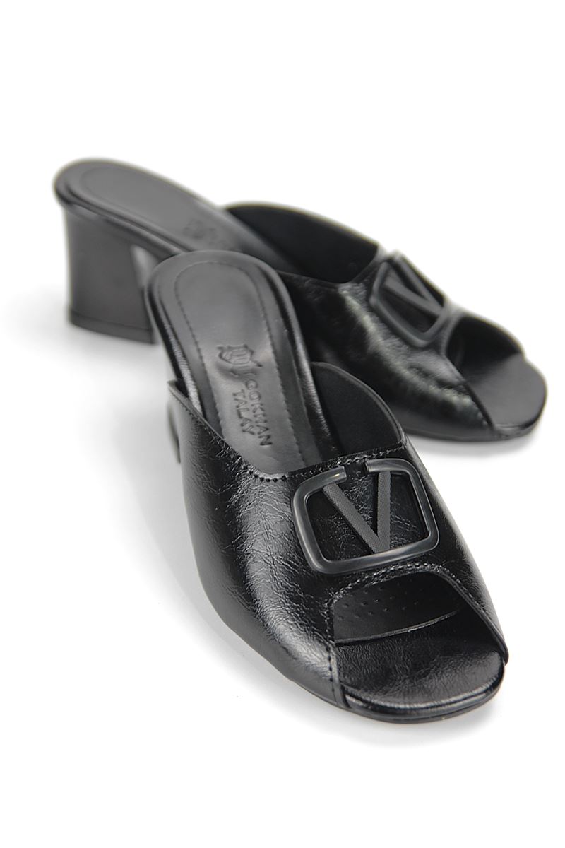 Nayara Esnek Yumuşak Kaymaz Taban (4 cm) Siyah Rugan Mat V Toka Açık Lastikli Kadın Kalın Topuklu Ayakkabı