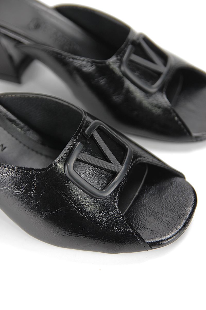 Nayara Esnek Yumuşak Kaymaz Taban (4 cm) Siyah Rugan Mat V Toka Açık Lastikli Kadın Kalın Topuklu Ayakkabı