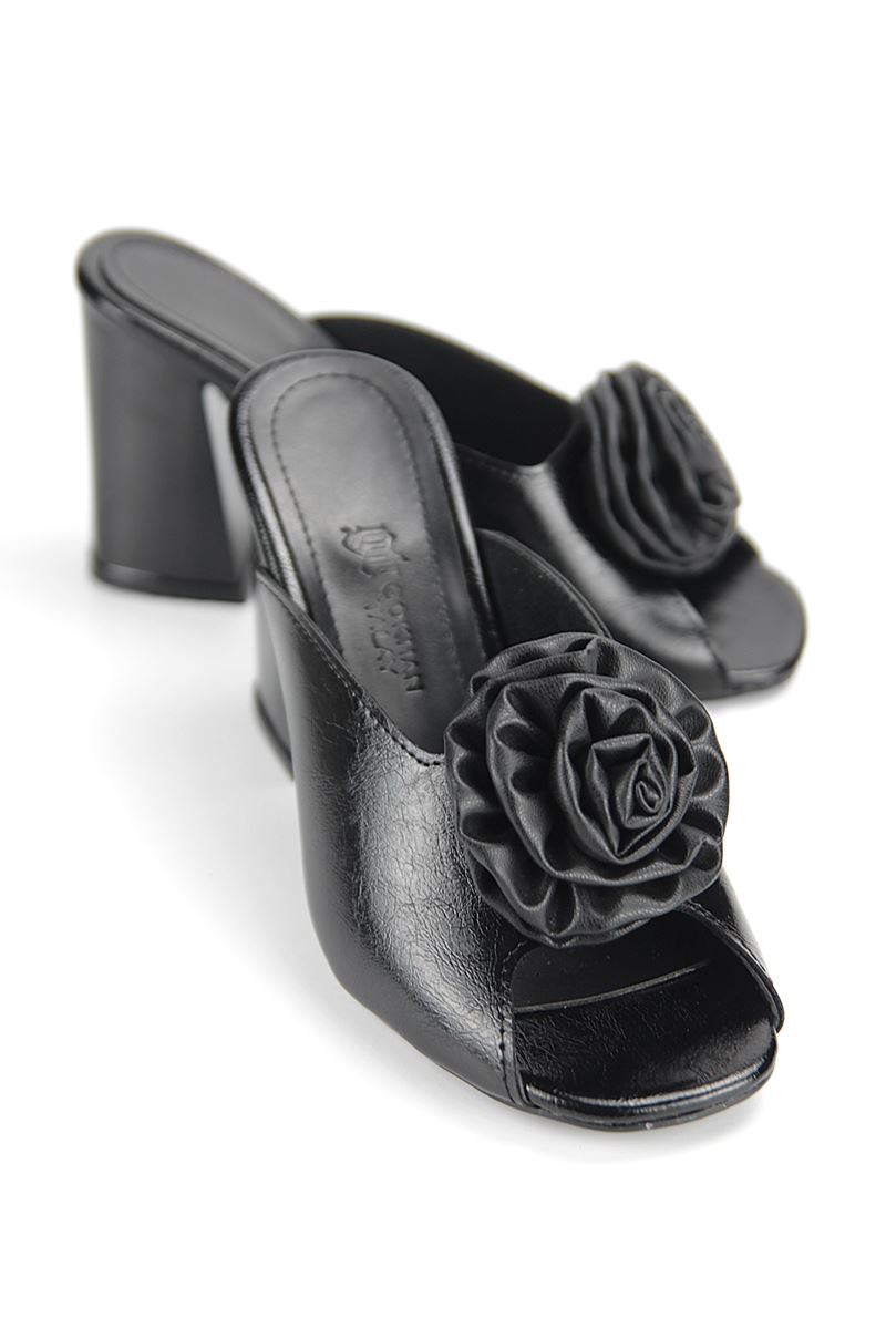 Varda Esnek Yumuşak Kaymaz Taban (8 cm) Siyah Rugan El Yapımı Gül Detaylı Açık Lastikli Kadın Kalın Topuklu Ayakkabı