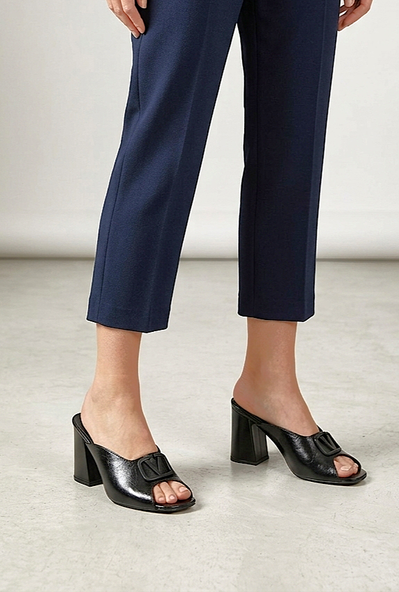 Arvessa Esnek Yumuşak Kaymaz Taban (8 cm) Siyah Rugan Mat V Toka Açık Lastikli Kadın Kalın Topuklu Ayakkabı