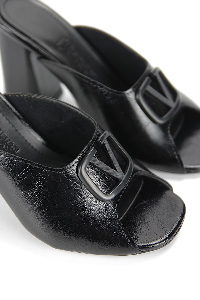 Arvessa Esnek Yumuşak Kaymaz Taban (8 cm) Siyah Rugan Mat V Toka Açık Lastikli Kadın Kalın Topuklu Ayakkabı