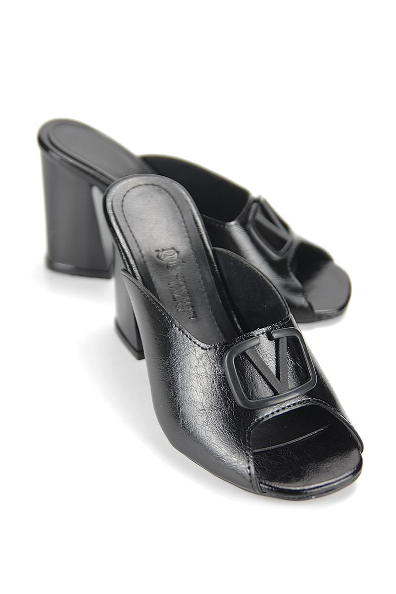 Arvessa Esnek Yumuşak Kaymaz Taban (8 cm) Siyah Rugan Mat V Toka Açık Lastikli Kadın Kalın Topuklu Ayakkabı