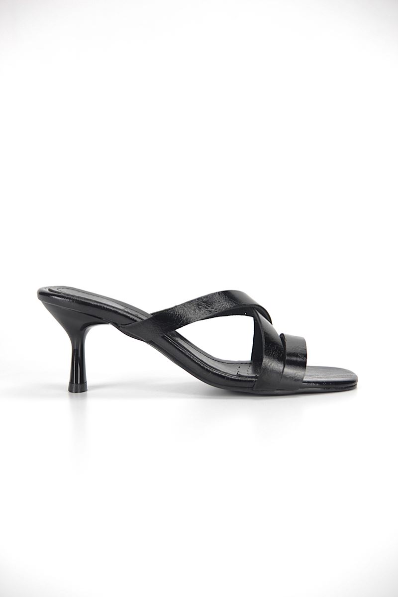 Varnelle Esnek Yumuşak Kaymaz Taban (4 cm) Siyah Rugan  Çapraz Bantlı Kadın Topuklu Terlik