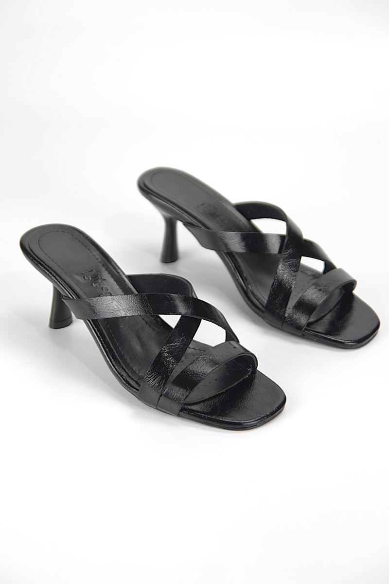 Varnelle Esnek Yumuşak Kaymaz Taban (4 cm) Siyah Rugan  Çapraz Bantlı Kadın Topuklu Terlik