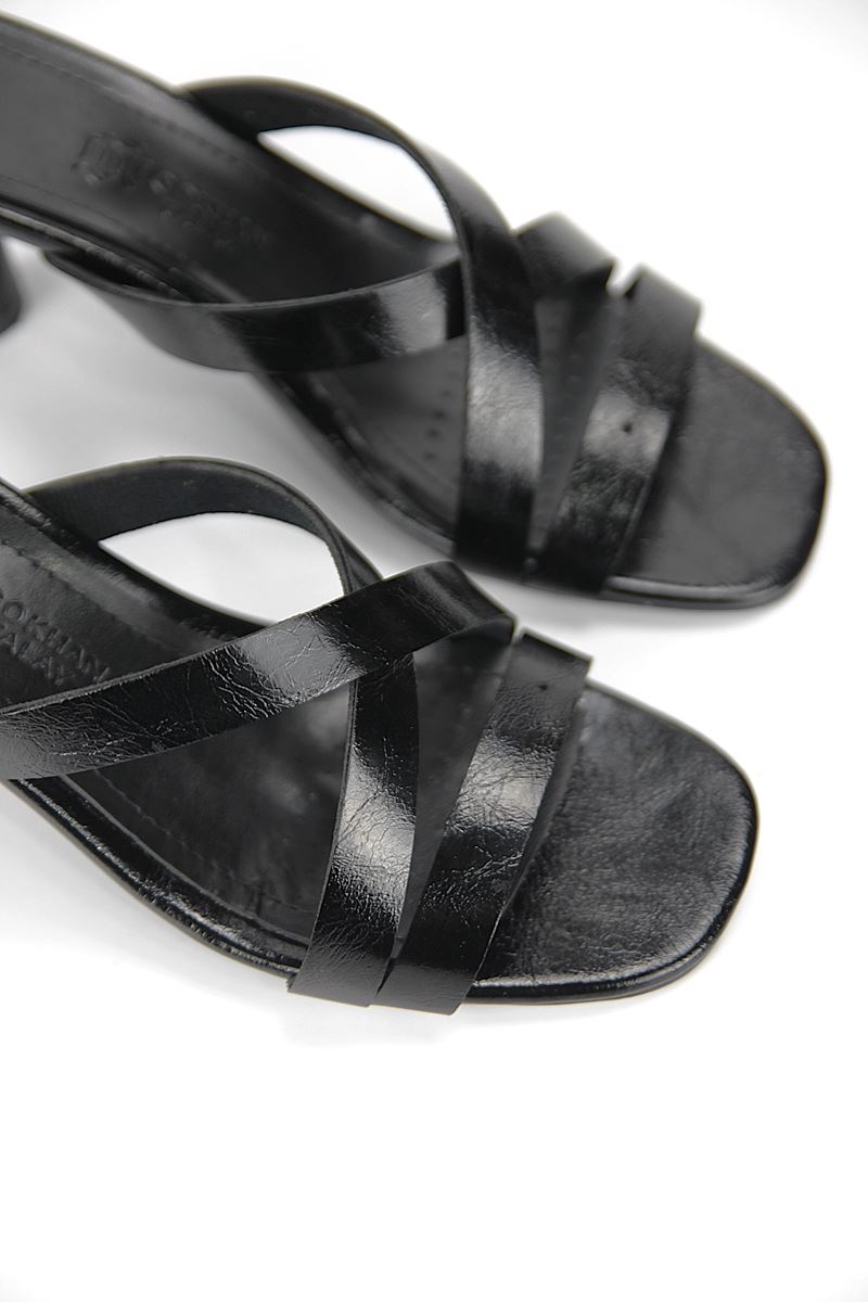 Varnelle Esnek Yumuşak Kaymaz Taban (4 cm) Siyah Rugan  Çapraz Bantlı Kadın Topuklu Terlik