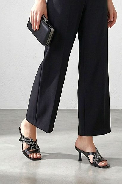 Daphne Esnek Yumuşak Kaymaz Taban (4 cm) Siyah Rugan Taşlı Yaprak Detaylı Kadın Kalın Topuklu Terlik