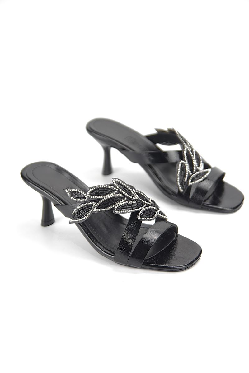 Daphne Esnek Yumuşak Kaymaz Taban (4 cm) Siyah Rugan Taşlı Yaprak Detaylı Kadın Kalın Topuklu Terlik