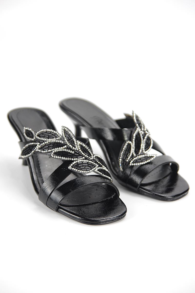 Daphne Esnek Yumuşak Kaymaz Taban (4 cm) Siyah Rugan Taşlı Yaprak Detaylı Kadın Kalın Topuklu Terlik