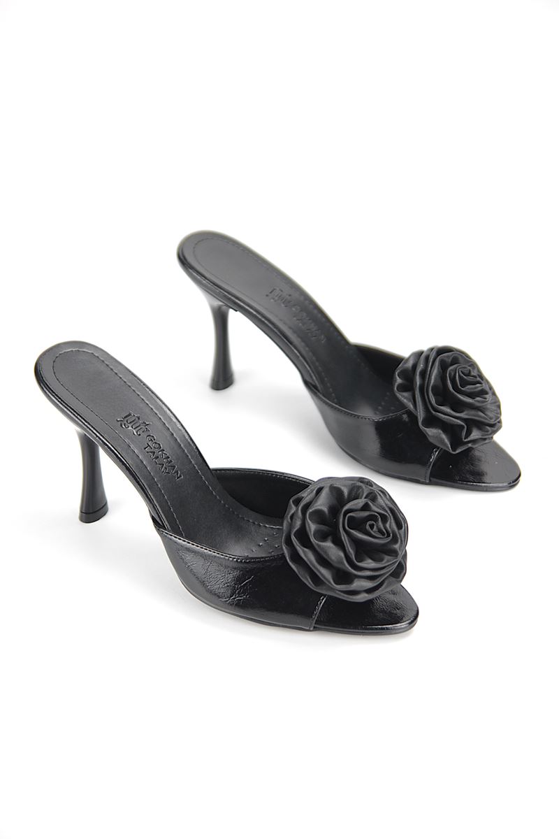 Rosalie Esnek Yumuşak Kaymaz Taban (8 cm) Siyah Rugan El Yapımı Gül Detaylı Kadın Kalın Topuklu Terlik