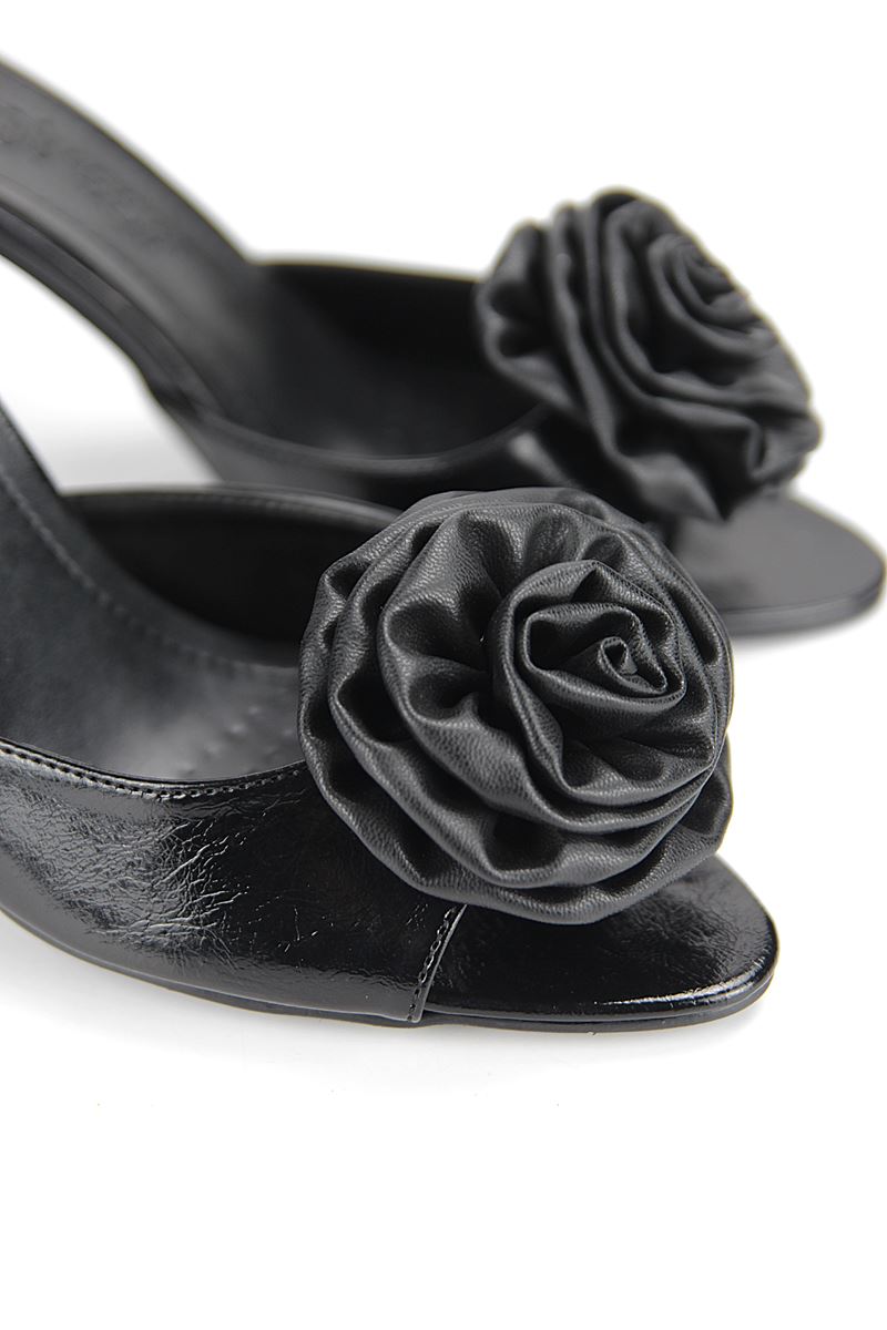 Rosalie Esnek Yumuşak Kaymaz Taban (8 cm) Siyah Rugan El Yapımı Gül Detaylı Kadın Kalın Topuklu Terlik