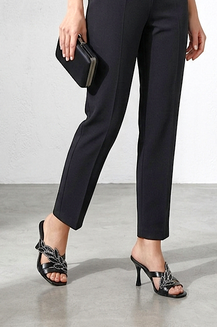 Tamara Esnek Yumuşak Kaymaz Taban (8 cm) Siyah Rugan Taşlı Yaprak Detaylı Kadın Kalın Topuklu Terlik