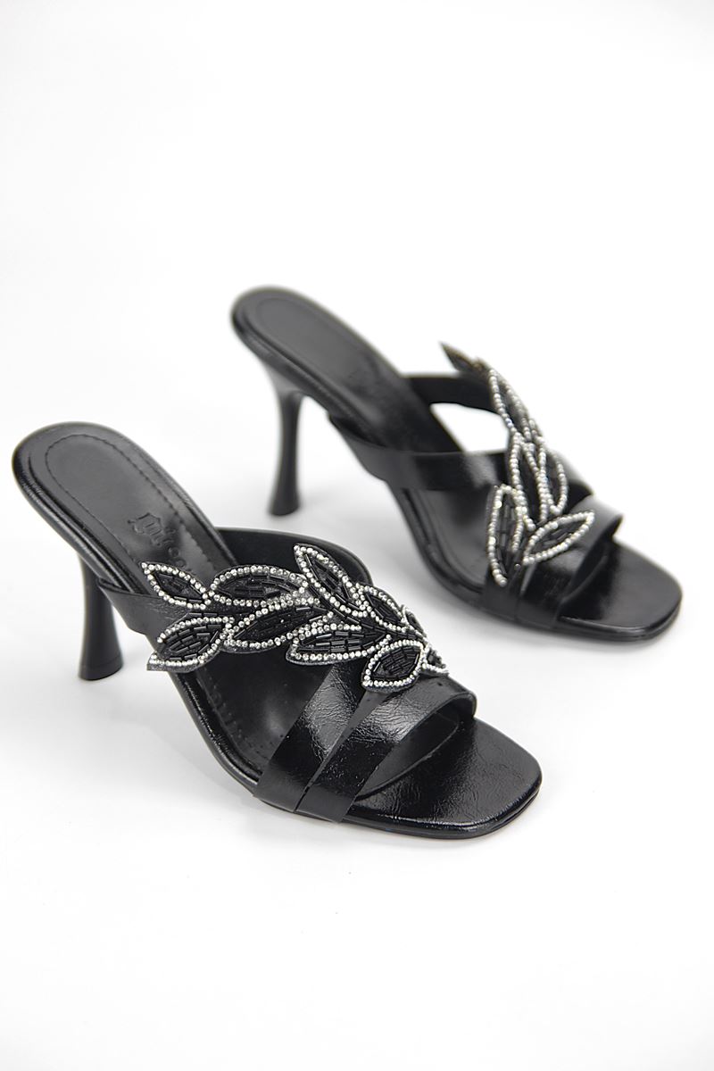 Tamara Esnek Yumuşak Kaymaz Taban (8 cm) Siyah Rugan Taşlı Yaprak Detaylı Kadın Kalın Topuklu Terlik