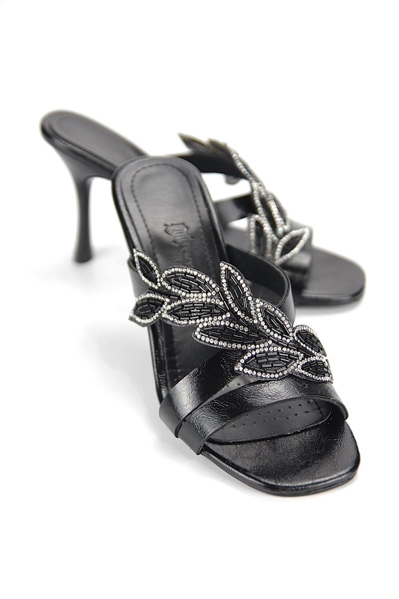 Tamara Esnek Yumuşak Kaymaz Taban (8 cm) Siyah Rugan Taşlı Yaprak Detaylı Kadın Kalın Topuklu Terlik