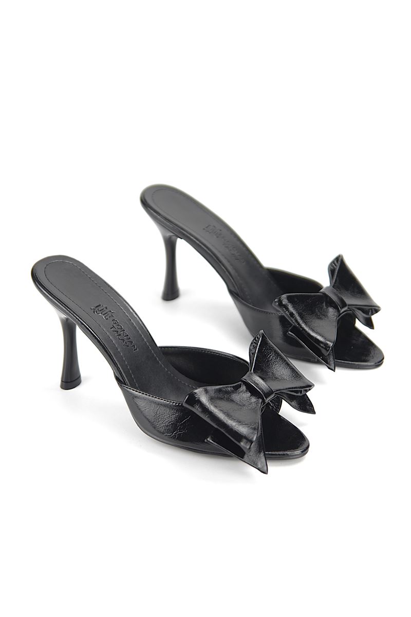 Ribbon Esnek Yumuşak Kaymaz Taban (8 cm) Siyah Rugan Fiyokn Detaylı Kadın Kalın Topuklu Terlik