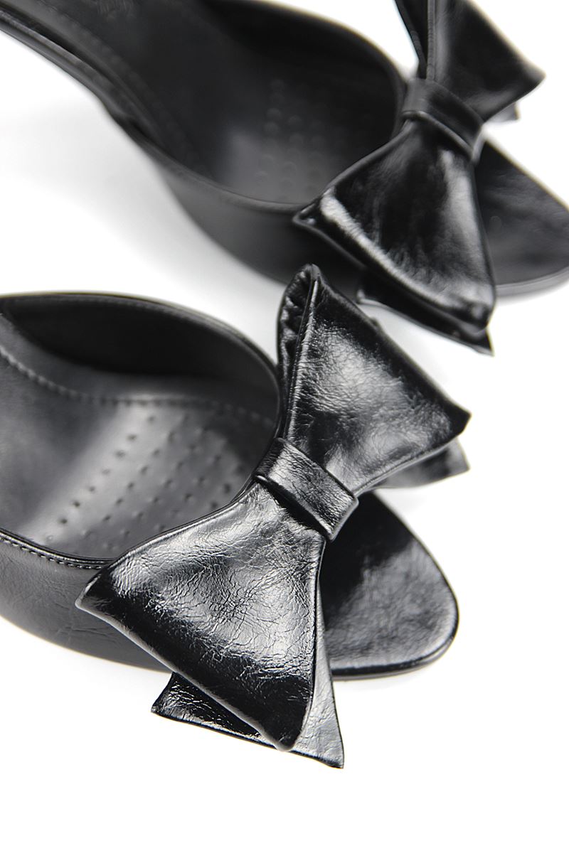 Ribbon Esnek Yumuşak Kaymaz Taban (8 cm) Siyah Rugan Fiyokn Detaylı Kadın Kalın Topuklu Terlik