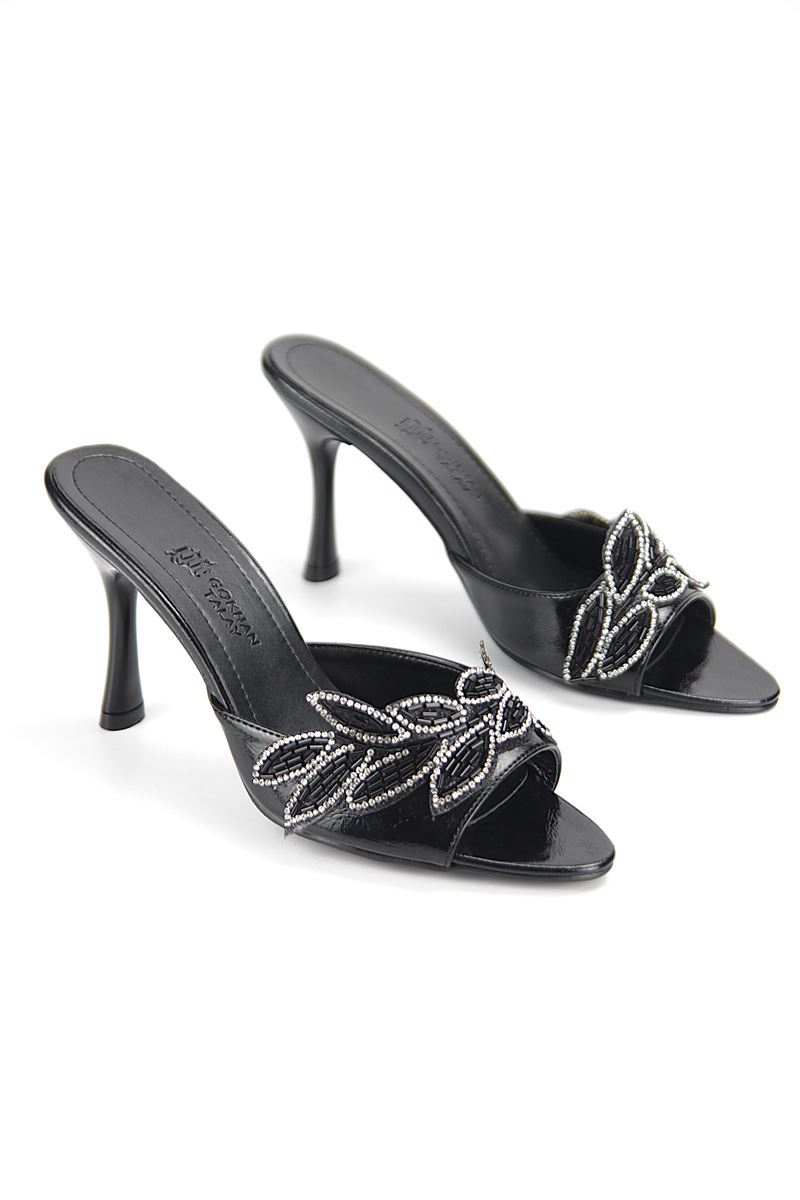 Melantha Esnek Yumuşak Kaymaz Taban (8 cm) Siyah Rugan Taşlı Yaprak Detaylı Kadın Kalın Topuklu Terlik