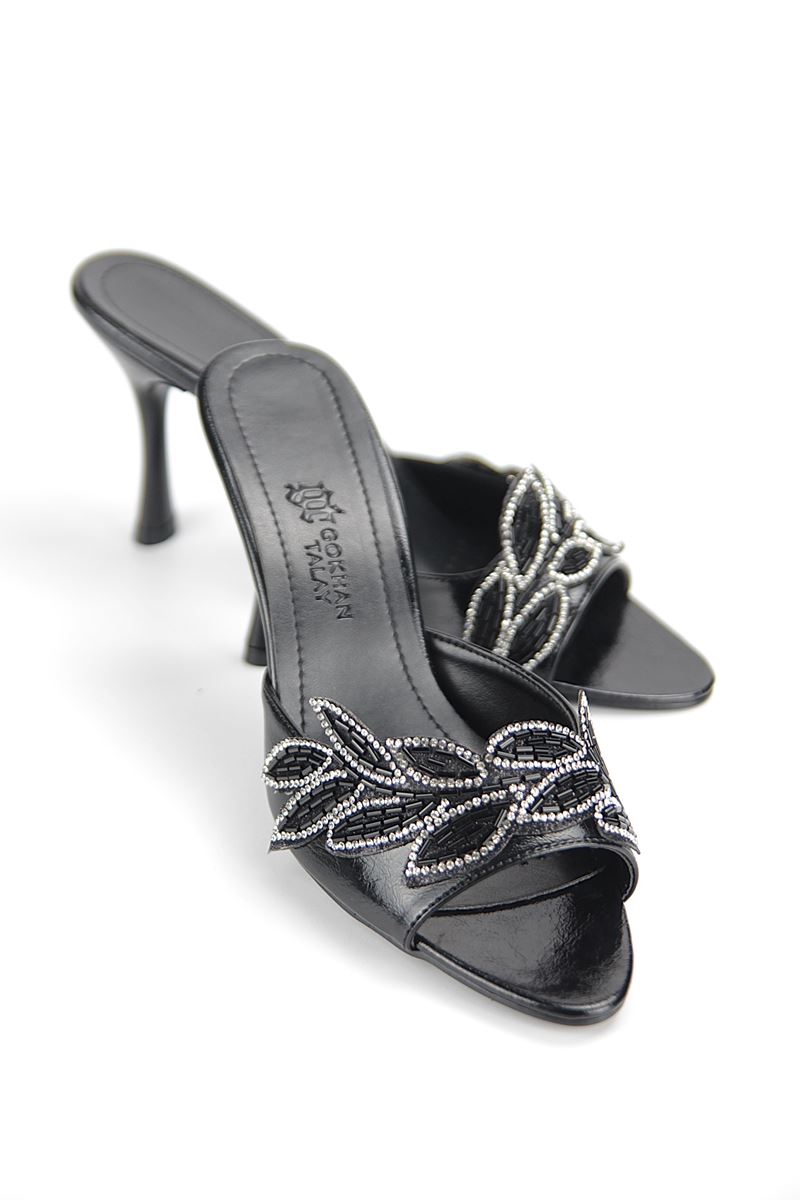 Melantha Esnek Yumuşak Kaymaz Taban (8 cm) Siyah Rugan Taşlı Yaprak Detaylı Kadın Kalın Topuklu Terlik