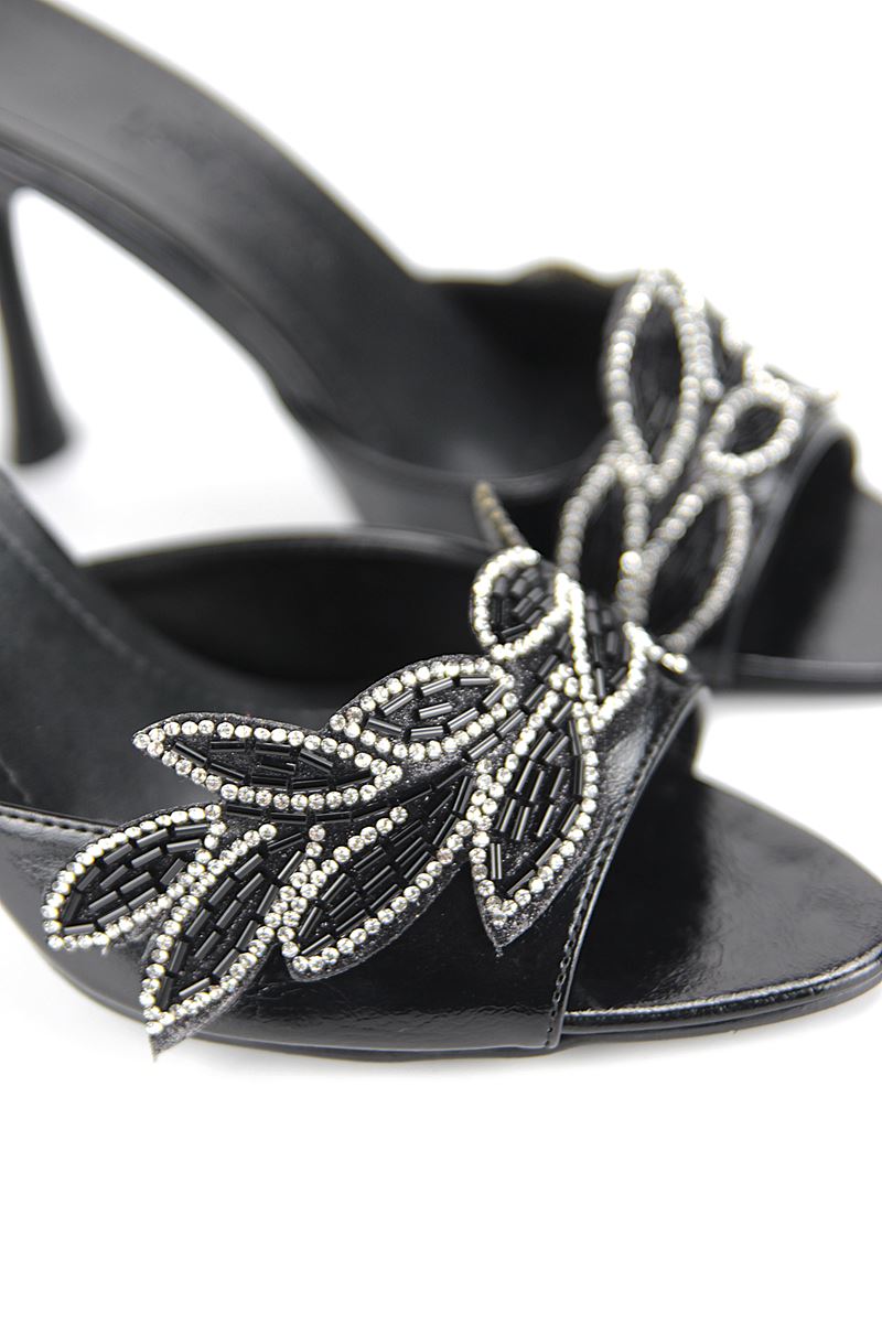 Melantha Esnek Yumuşak Kaymaz Taban (8 cm) Siyah Rugan Taşlı Yaprak Detaylı Kadın Kalın Topuklu Terlik