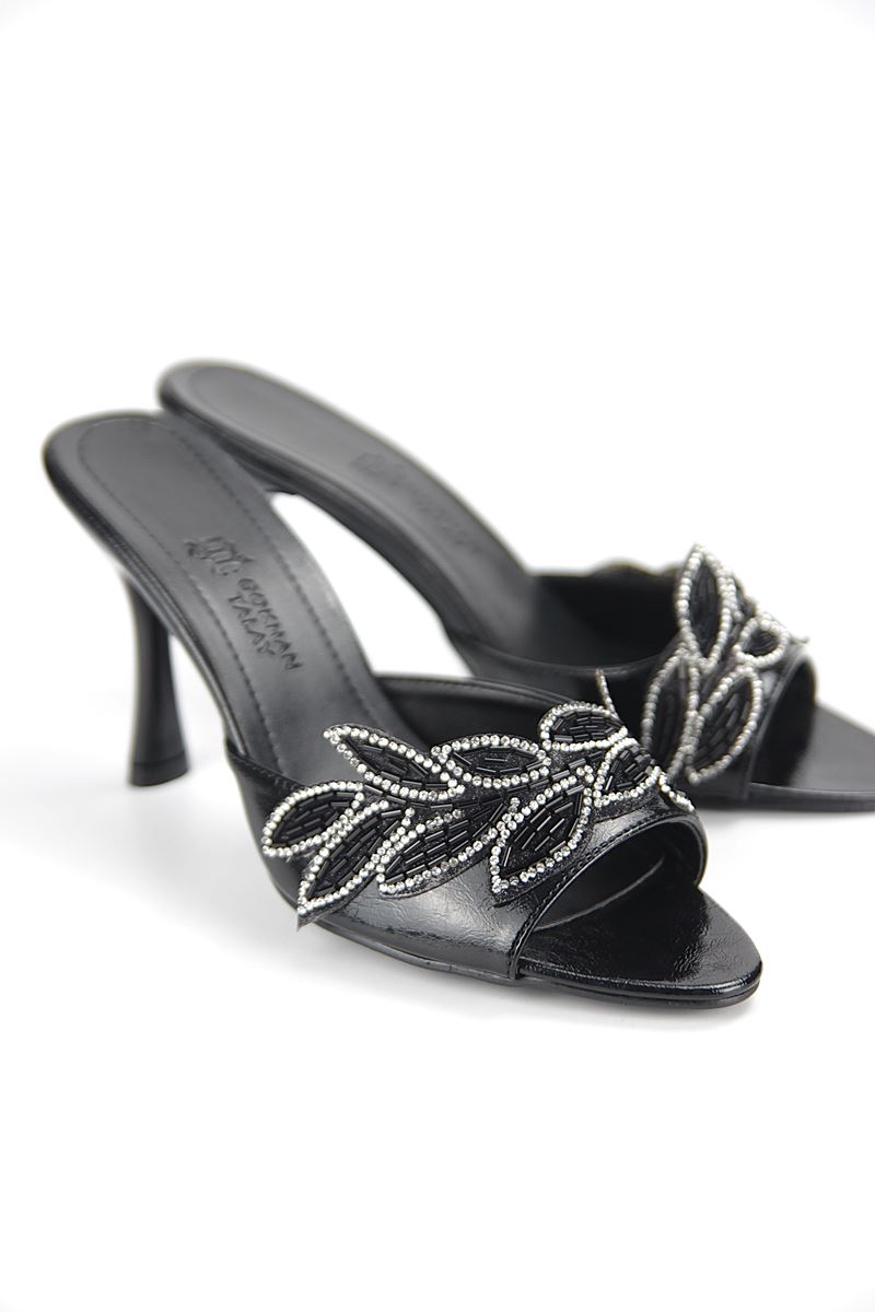 Melantha Esnek Yumuşak Kaymaz Taban (8 cm) Siyah Rugan Taşlı Yaprak Detaylı Kadın Kalın Topuklu Terlik